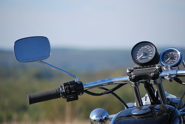 motorcycle-1613022_640